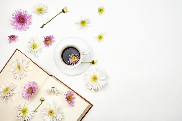 写真 春に本を読む新鮮な春の花とコーヒーを飲む本