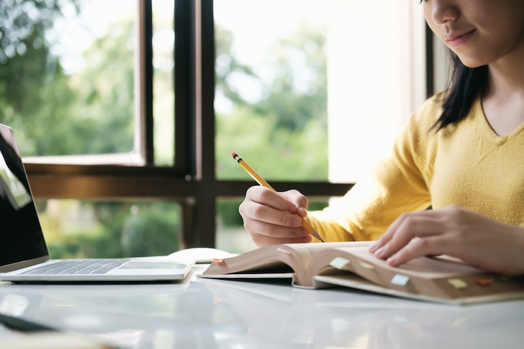 Photo 本を読んでいる。教育、学習の概念を読む。