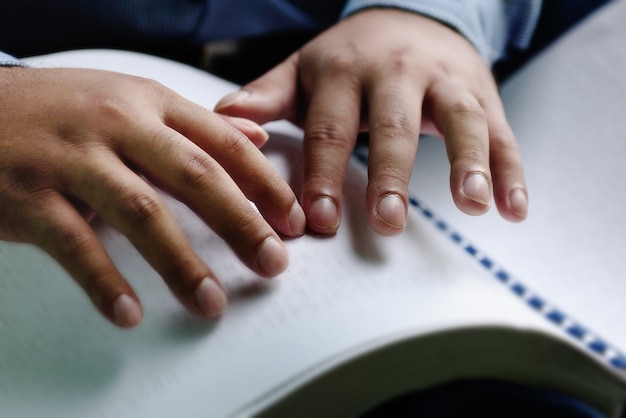 Reading Braille with fingers