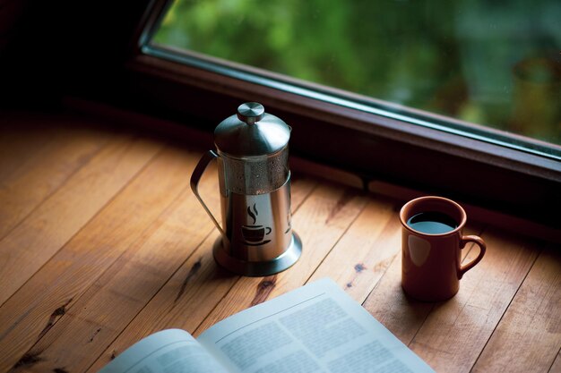 Концепция уголка для чтения Уютная композиция из кофе и книги в бунгало