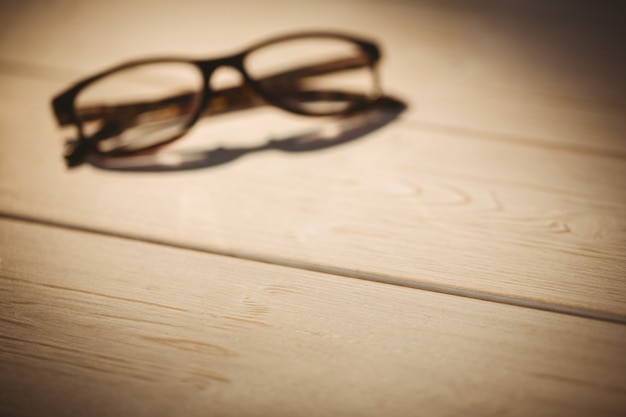 Foto occhiali da lettura su una scrivania