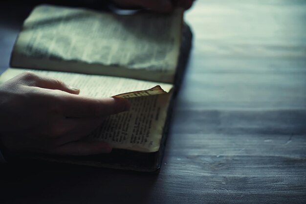 宗教文献を読んでいる男性 コーランを研究し、ロザリオを整理している男性