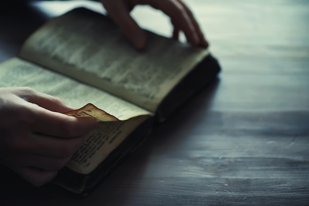 宗教文献を読んでいる男性 コーランを研究し、ロザリオを整理している男性