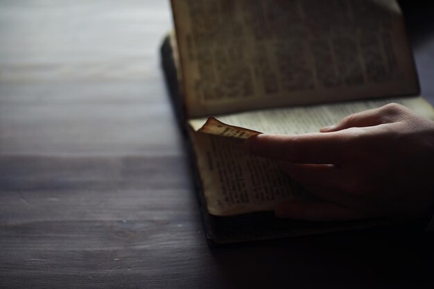 Foto lettura di letteratura religiosa libro aperto l'uomo legge la bibbia o il corano