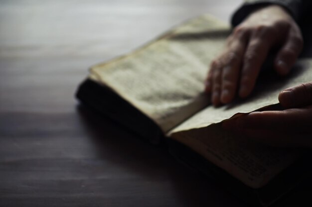 宗教文学を読む 本を開く 男は聖書やコーランを読む