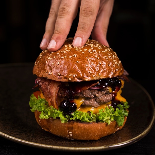 Foto pronto per essere servito gustoso hamburger di manzo con formaggio