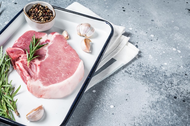 요리 준비 원시 돼지 고기 tbone 고기 스테이크 허브와 향신료 회색 배경 평면도 복사 공간