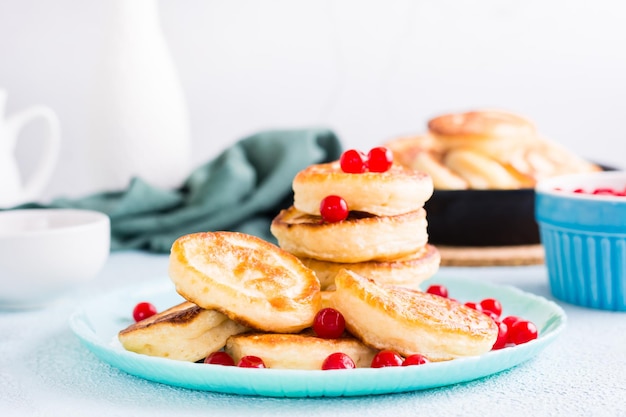 パンケーキとクランベリーを食べる準備ができています テーブルの上の皿で自家製の朝食デザート