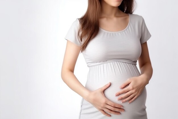 母親になる準備ができている陽気な妊婦がお腹に触れ、si しながら微笑む 生成 AI