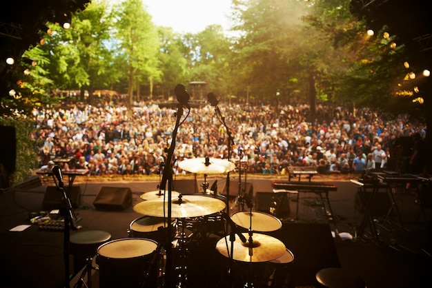 Foto pronto per il rock inquadratura ritagliata dei piedi di un musicista sul palco di un festival musicale all'aperto