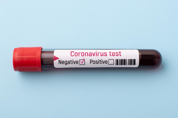 Reageerbuis met negatief resultaat van coronavirus op blauwe achtergrond