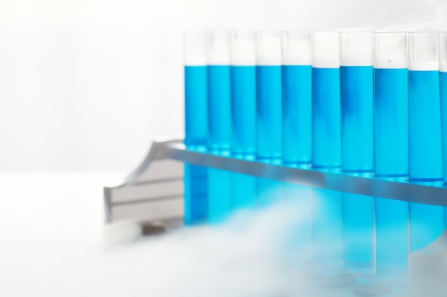 Reageerbuis van glas loopt over nieuwe vloeibare oplossing kaliumblauw voert een analysereactie uit neemt verschillende versies reagentia met behulp van chemische farmaceutica kankerproductie.