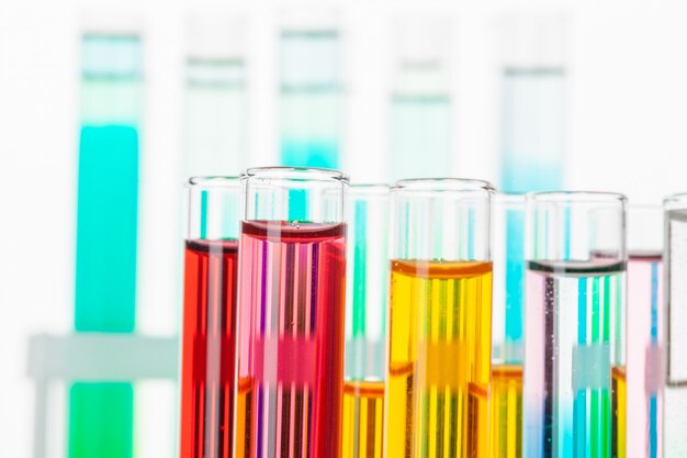 Reageerbuizen met kleurrijke chemicaliën