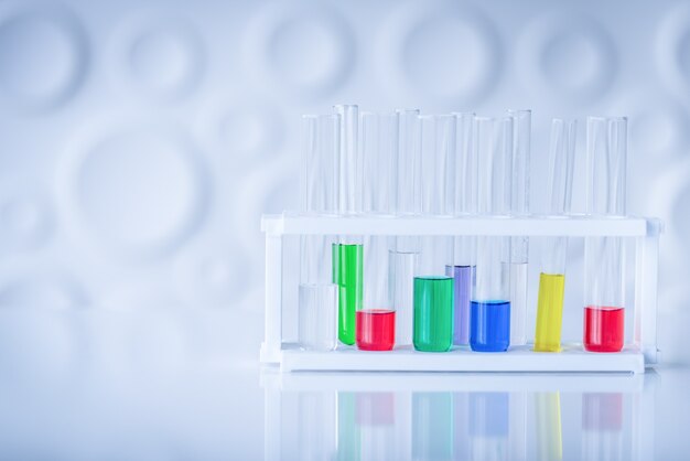 Reageerbuizen met kleurrijke chemische stof op tafel. Science chemie concept.