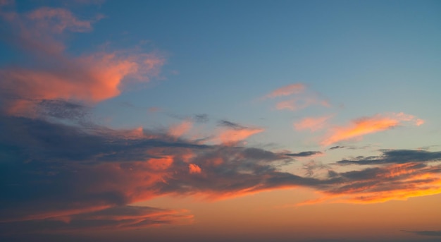 穏やかなカラフルな雲を持つ本物の素晴らしい夕焼け空