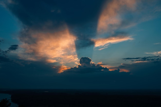 穏やかなカラフルな雲を持つ本物の素晴らしい夕焼け空