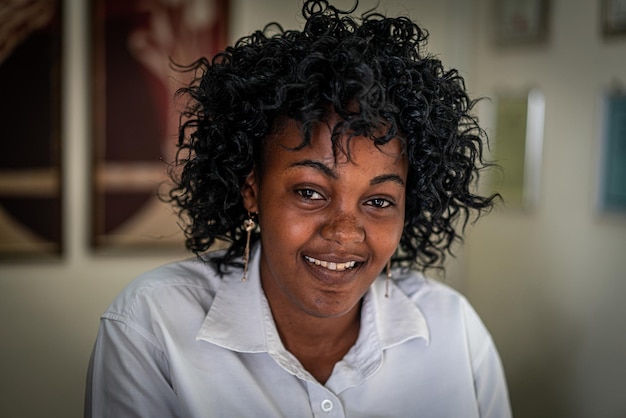 Настоящая подлинная африканская черная деловая женщина в офисе