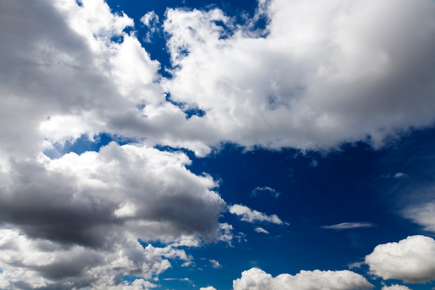 自然の曇りの日の晴れた時間に雲がたくさんある本物の青い空