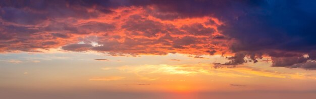 写真 鳥のいない色とりどりの雲の空に照らされた真の劇的な日の出 大きなパノラマ写真 日没 これは真の天のパノララマ写真です