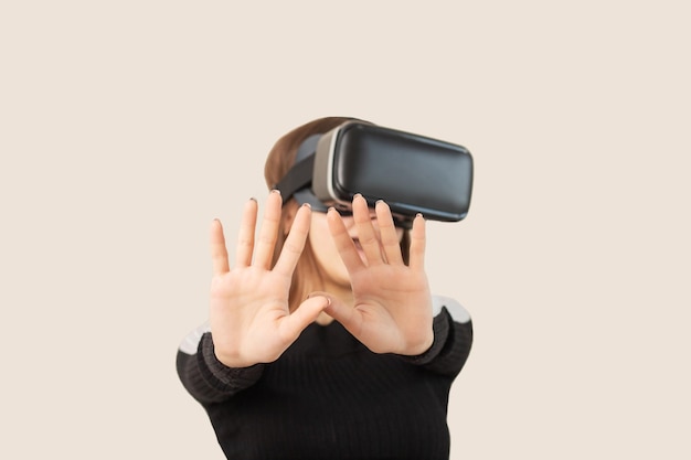 VR 안경을 쓴 소녀를 위한 가상 현실의 실제 감정