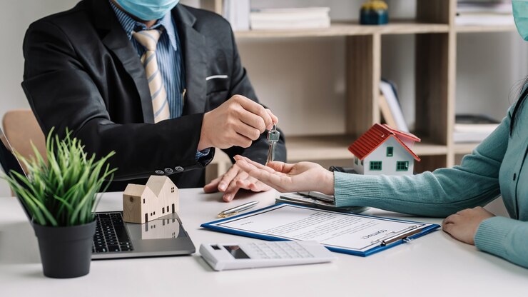Агент по недвижимости и заказчик соглашаются на договор купли-продажи дома, успешно доставили ключ.