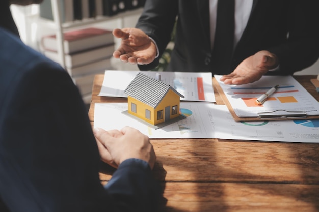 不動産代理人とクライアントが住宅保険または不動産ローンの購入契約に署名する場合不動産保険またはローンの不動産や不動産の購入契約を締結する場合