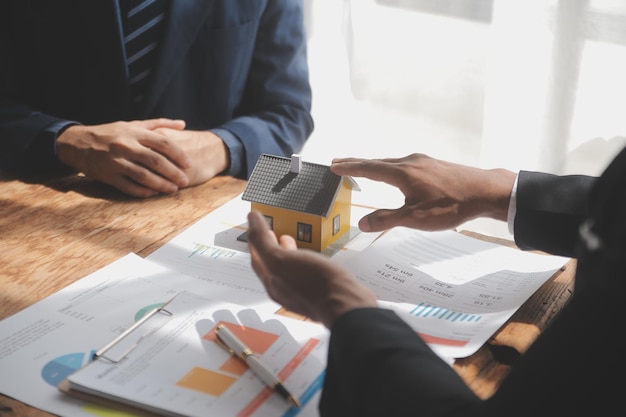不動産代理人とクライアントが住宅保険または不動産ローンの購入契約に署名する場合不動産保険またはローンの不動産や不動産の購入契約を締結する場合
