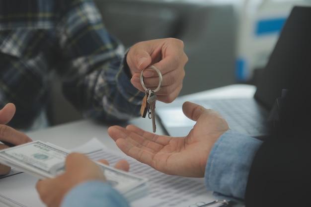 Агент по недвижимости и клиент подписывают контракт на покупку страховки дома или кредитной недвижимости, арендуют дом, получают страховку или кредит недвижимости или недвижимости