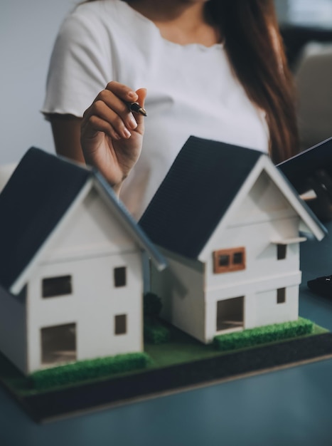 부동산 대리인 (Real Estate Agent): 주택담보대출 계약을 통해 고객에게 주택의 플을 전달하고 주택의 임대 구매 및 판매 계약을 체결하고 주택 보험 계약을 통해 주택 담보대출 개념을 작성합니다.