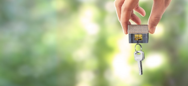 Photo real estate agent handing over house keys in hand