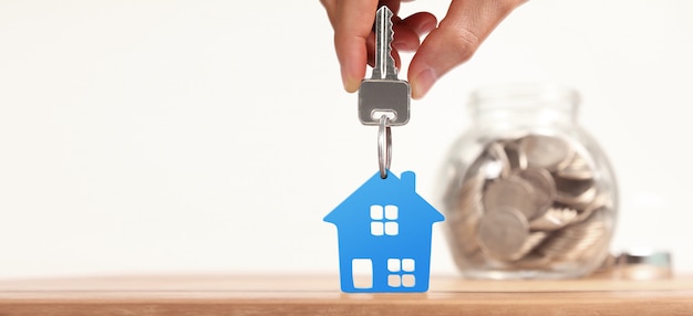 Агент по недвижимости вручает ключи от дома в руки