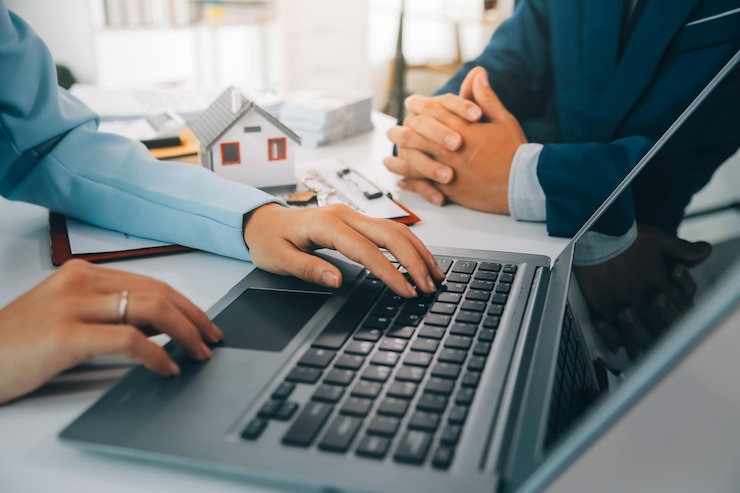 Photo real estate agent talked about the terms of the home purchase agreement and asked the customer to sign the documents to make the contract legally home sales and home insurance concept