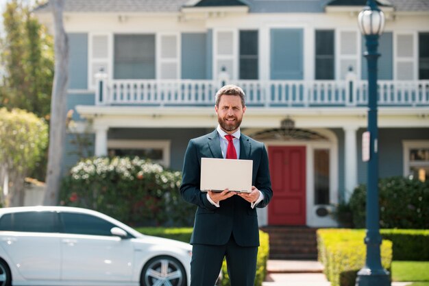 Photo real estate agent welcoming visitors near new house portrait of realtor man