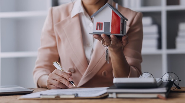 Агент по недвижимости представляет и консультирует клиента для принятия решения, подписывает форму договора страхования, покупает и продает модель дома, касающуюся предложения ипотечного кредита и страхования дома.