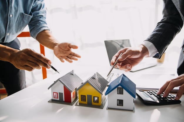 부동산 중개인 에이전트는 주택 보험에 대한 모기지론 제공 및 주택 보험에 관한 주택 모델에 대한 의사 결정 서명 보험 양식 계약을 제시하고 고객에게 상담합니다.