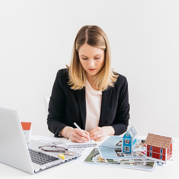 Photo real estate businesswoman working in office