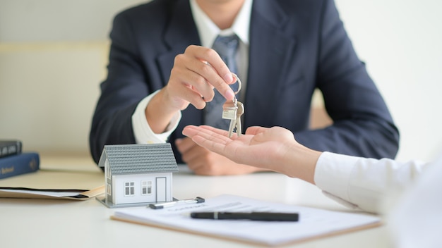 Концепция недвижимости, клиент подписывает контракт о договоре ипотечного кредита.