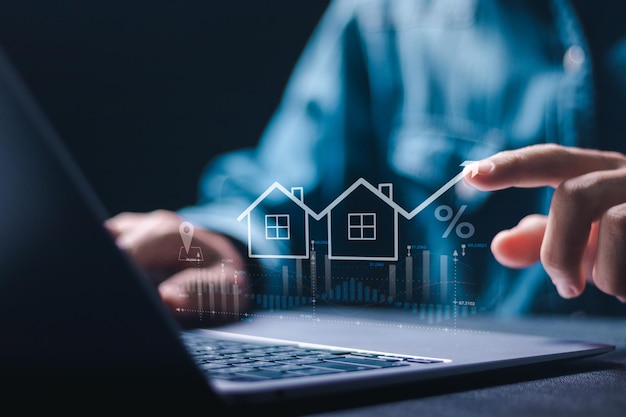 Инвестиции в недвижимость Бизнесмен использует ноутбук с иконой дома для анализа ипотечного кредита дома и страхования недвижимости ипотечной процентной ставки Инвестиционное планирование бизнеса недвижимости