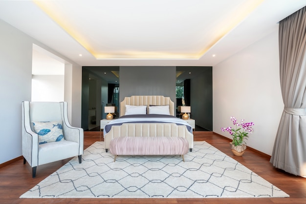 Недвижимость luxury дизайн интерьера спальни виллы с бассейном с уютной двуспальной кроватью.