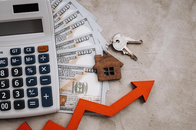 부동산 시장 성장 돈과 화살표가 있는 집 열쇠 유틸리티 가격 상승