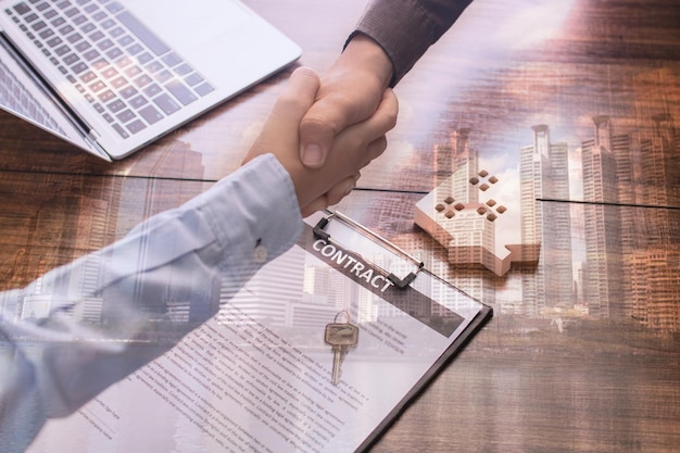 Foto immobiliare e stringere la mano per firmare il contratto della casa