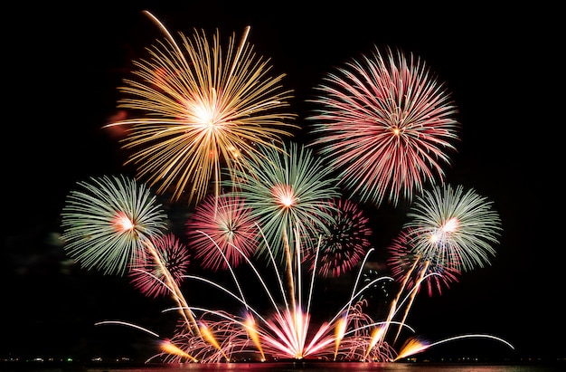 写真 海の上の夜のお祝いのための空の本当の花火大会