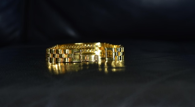 Настоящее золото – это золотой браслет в качестве украшения.