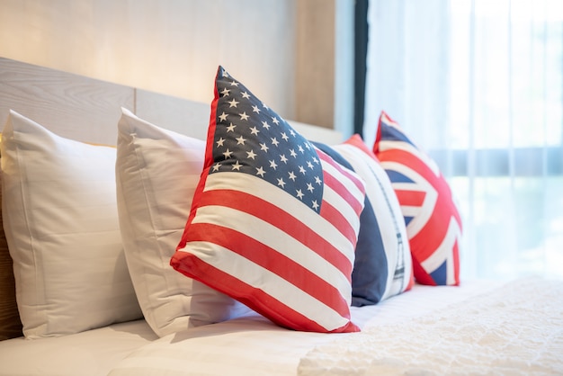 가볍고 밝은 공간, 영국 및 미국 국기 베개가있는 침실의 실제 고급 인테리어 디자인