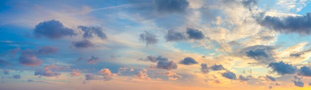 写真 本物の麗な日の出と日没の空の背景には柔らかい色彩の雲があり鳥がいませんパノラマ写真の大きさは本物の空です