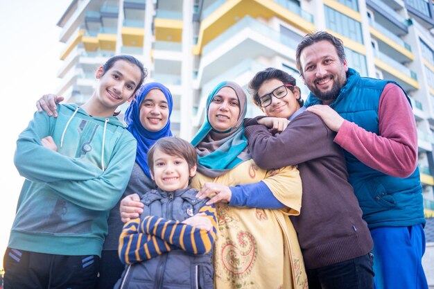 写真 街の通りで一緒にいる真のイスラム教徒の家族