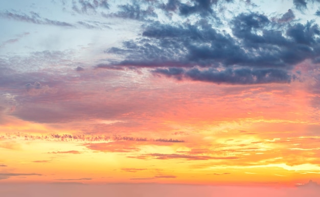 Cielo al tramonto al tramonto all'alba panoramico reale con dolci nuvole colorate