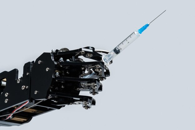注射器を備えた実際のロボットハンド医療における人工知能とロボットの概念