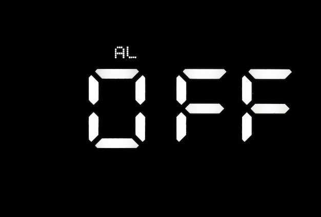 アラームオフを示す黒い背景に本物の白いLEDデジタル時計