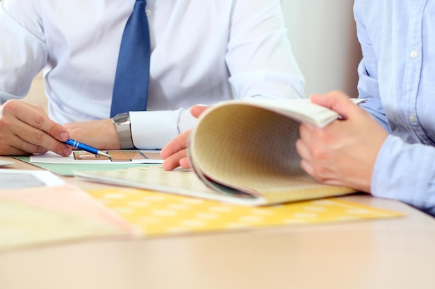 Photo realestate agent discussing a house plans with a businessman